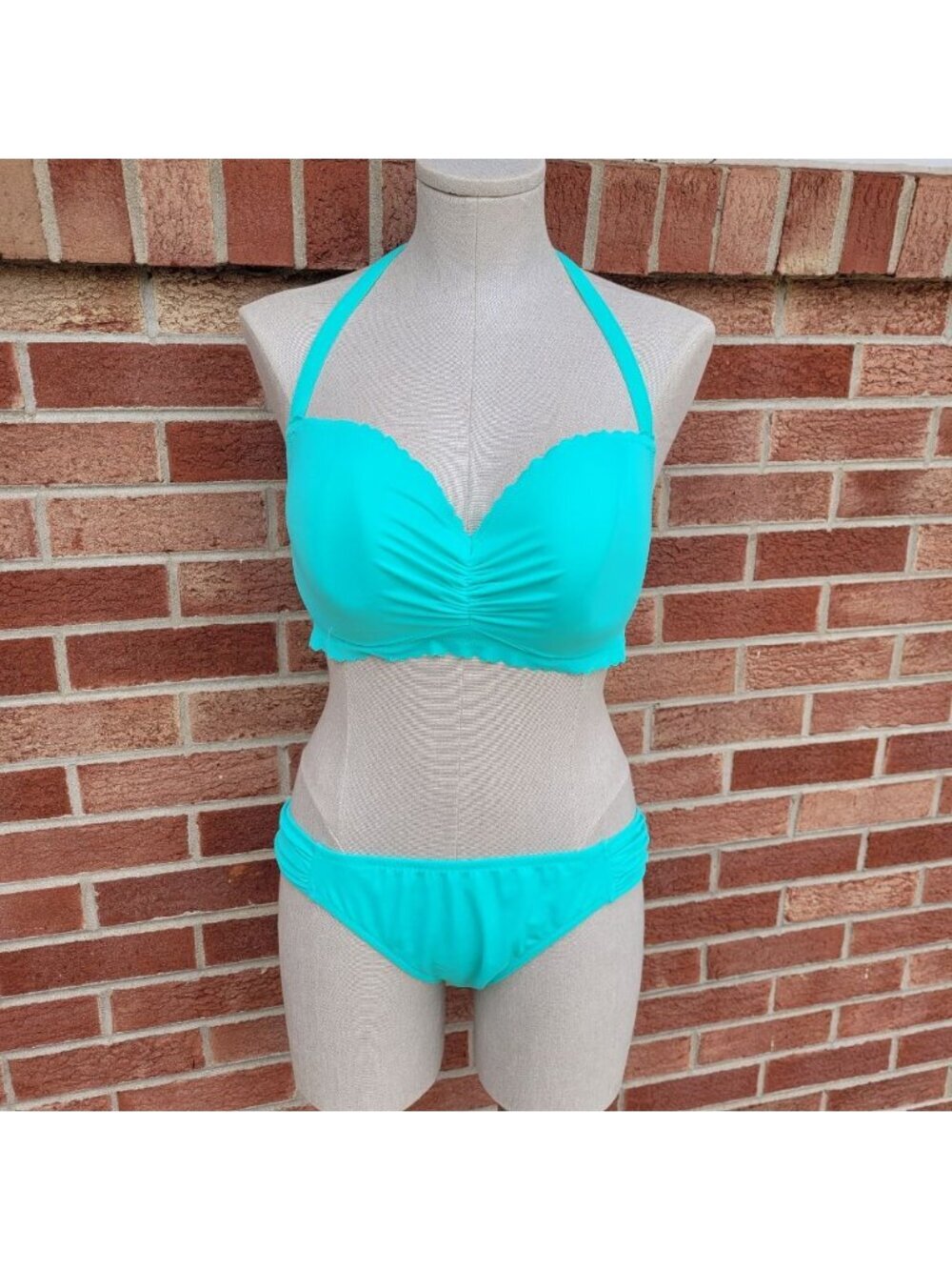 Victoria's Secret Bikini Women's Size 36DD Wired and Padded Scalloped Edge